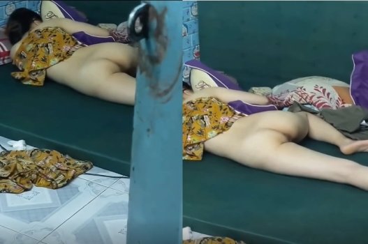 Thâm nhập phòng riêng để địt em gái không mặc quần